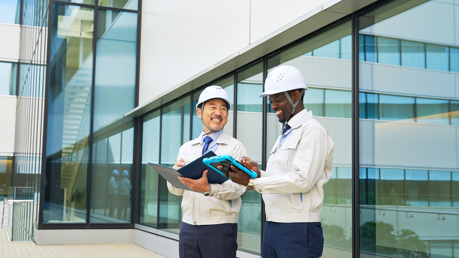 建設現場で外国人スタッフが作業する様子